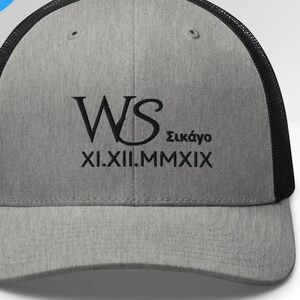 Peut inclure: Un chapeau de camionneur gris et noir avec le texte "WS Σικάγο XI.XII.MMXIX" brodé sur le devant.