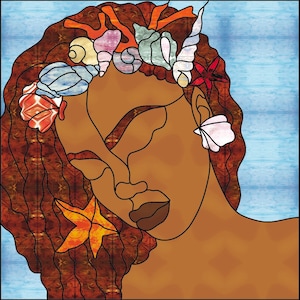 Puede incluir: Una obra de arte en vitral que representa a una mujer con piel morena y cabello largo y casta&ntilde;o. Lleva una corona de conchas y coral. El fondo es de color azul claro.