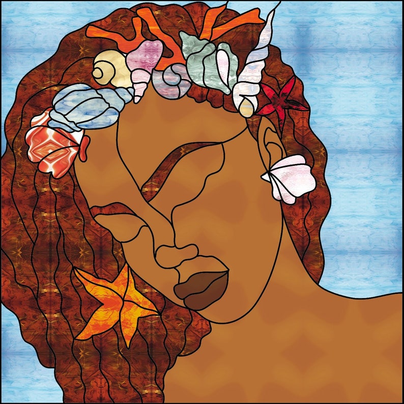 Puede incluir: Una obra de arte en vitral que representa a una mujer con piel morena y cabello largo y casta&ntilde;o. Lleva una corona de conchas y coral. El fondo es de color azul claro.