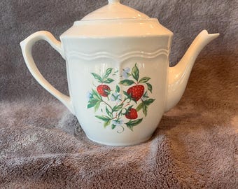 Tetera vintage Susana con estampado de fresas de Tabletops Unlimited