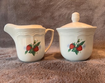 Azucarero y fuente para crema con estampado de fresas Susana de estilo vintage de Tabletops Unlimited.