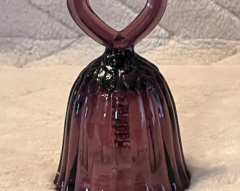 Campana de corazón de amatista de cristal artístico Fenton