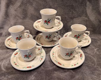 Juego de 6 tazas y platillos vintage con estampado de fresas Susana de Tabletops Unlimited.