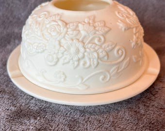 Lámpara de hadas de cerámica Yankee Candle con diseño floral en relieve.