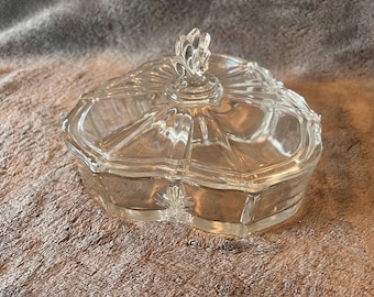 Plato de cristal Fostoria antiguo con compartimentos para dulces y aperitivos, con tapa.