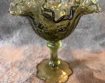 Compota de pedestal vintage Fenton color verde repollo, 16,5 cm de alto, con borde ondulado.