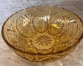Bol de cristal ámbar con diseño de estrella y borde festoneado de Anchor Hocking, estilo vintage.