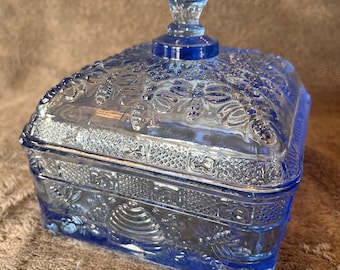 Caja de cristal vintage de Indiana con forma de abeja, color azul hielo, panal de abeja y bombón.