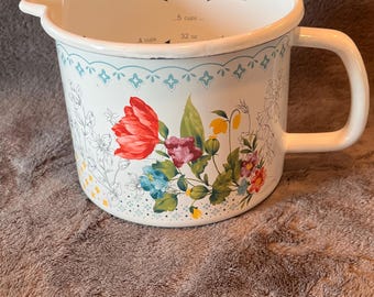 Vaso medidor y tapa de acero esmaltado con diseño de ramo florido de New Pioneer Woman.