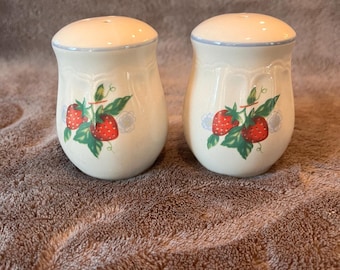 Salero y pimentero vintage con estampado de fresas Susana de Tabletops Unlimited