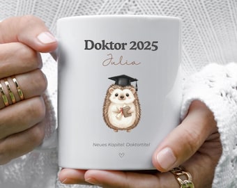 Personalisierte Doktor Tasse – Doktortitel Geschenk – Promotion 2026 – Igel Motiv – Beidseitig bedruckt – Geschenk für bestandenIn