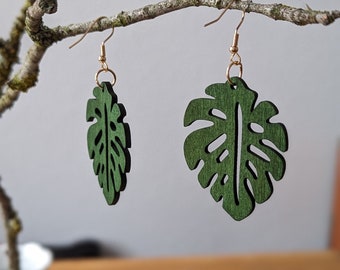 Green wooden earrings - simple floral design