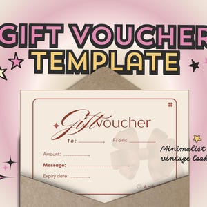 Puede incluir: Una plantilla de vale de regalo con un aspecto vintage minimalista. El diseño presenta un vale de regalo color crema con un sobre marrón. El texto "GIFT VOUCHER TEMPLATE" está en la parte superior, con gráficos de estrellas y destellos.