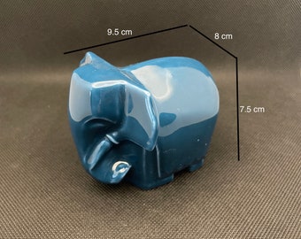 Può includere: Una statuetta di elefante in ceramica blu, lunga 9,5 cm, larga 8 cm e alta 7,5 cm.