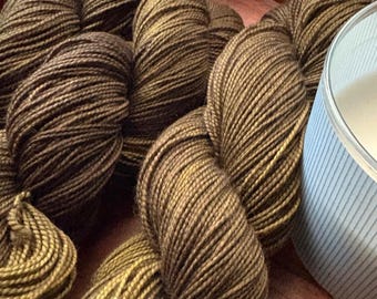 Olivbraun handgefärbtes Garn | Fingering Gewicht, 2-lagig, 80/20 Merino-Nylon-Mischung | "Moosholz"