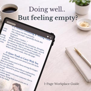 Puede incluir: Una tableta digital muestra texto sobre ejercicios de conexión a tierra y escritura, con el título "A 5-Minute Grounding & Writing Pause". La tableta está sobre una superficie blanca, junto a un cuaderno, un bolígrafo, una taza de café y una pequeña planta.