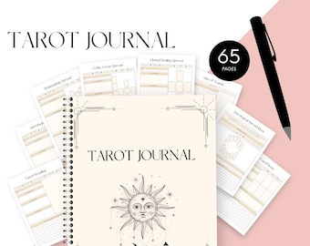 Könnte beinhalten: Ein cremefarbenes Journal mit einer goldenen Spiralbindung und einer Schwarzweißillustration einer Sonne mit einem Gesicht auf dem Cover. Das Journal trägt den Text "TAROT JOURNAL" auf dem Cover. Das Journal ist umgeben von kleineren Seiten mit verschiedenen Tarot-Spreads, die darauf gedruckt sind. Der Text "65 PAGES" ist in einem Kreis auf einer der Seiten gedruckt.