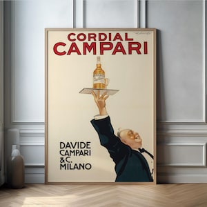 Könnte beinhalten: Ein gerahmtes Vintage-Poster für Cordial Campari. Das Bild zeigt einen Kellner, der ein Tablett mit einer Flasche und einem Glas Campari hält. Der Text "Cordial Campari" ist rot, darunter "Davide Campari & C. Milano".