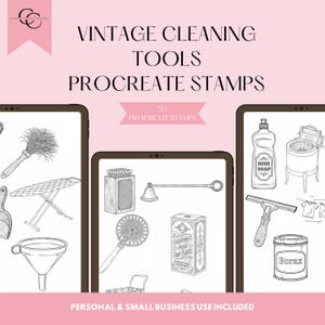 Könnte beinhalten: Eine digitale Sammlung von 70 Procreate-Stempeln mit Strichzeichnungen von Vintage-Reinigungswerkzeugen, darunter ein Staubwedel, ein Bügelbrett, ein Trichter, eine Seifenflocken-Schachtel, eine Spülmittelflasche, ein Waschzuber und ein Abzieher.