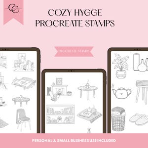 Può includere: Timbri digitali Procreate con un tema hygge accogliente. L'immagine mostra tre tablet che mostrano illustrazioni di arte lineare di articoli per l'arredamento della casa, tra cui un camino, libri e candele. Il testo include "COZY HYGGE PROCREATE STAMPS" e "PROCREATE STAMPS".