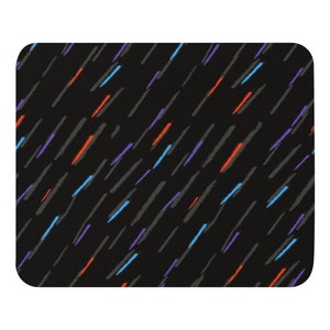 Peut inclure: Tapis de souris noir avec un motif diagonal de lignes grises, bleues et orange.