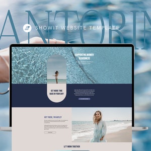 Puede incluir: Una pantalla de computadora portátil que muestra una plantilla de sitio web para un negocio. El sitio web presenta un esquema de color azul y blanco con una foto de una mujer en una playa. El texto en el sitio web dice "Plantilla de sitio web Showit", "Apoyo a las mujeres en los negocios", "¡Recupere más tiempo en su día!" y "Hola, soy Hayley".