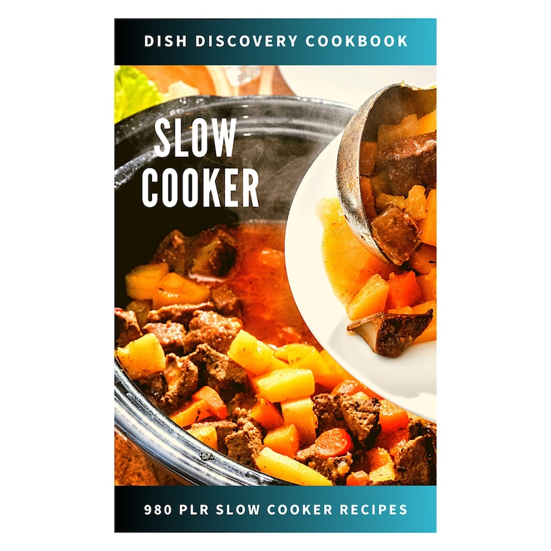 Puede incluir: Primer plano de una olla de cocci&oacute;n lenta llena de un guiso de carne de res, papas y zanahorias. El guiso se est&aacute; sirviendo en un plato blanco con una cuchara. El texto "Slow Cooker" est&aacute; escrito en letras blancas grandes en la parte delantera de la olla de cocci&oacute;n lenta. El texto "980 PLR Slow Cooker Recipes" est&aacute; escrito en letras blancas sobre un fondo azul en la parte inferior de la imagen.