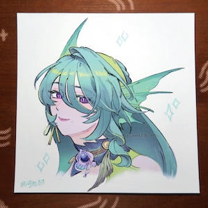 Può includere: Una tazza di ceramica bianca con manico nero e la scritta "But First, Coffee" in nero, con un carattere a mano. La tazza è su una superficie bianca.