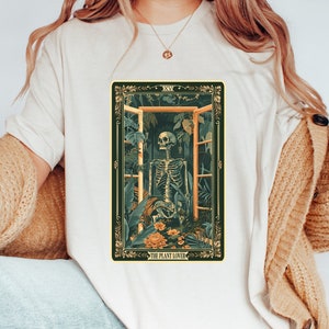 Camisa de cartas de tarô The Plant Lover, camisa botânica de plantas, presente para jardineiros amantes da natureza, Plant Mama, camiseta de esqueleto arcano de bruxa Cottagecore