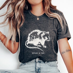 Adoptez un chat T-shirt imprimé possum, chemise opossum, t-shirt possum, chemise panda poubelle, chemise meme ironique, chemises qui vont dur, t-shirt idiot