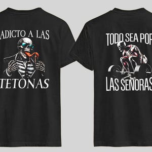 以下が含まれることがあります： 白い文字とグラフィックデザインが施された黒いTシャツ2枚。最初のTシャツは、サングラスとスーツを着たスケルトンが「Adicto a las Tetoanas」という文字をデザインしています。2枚目のTシャツは、ウェイトリフティングをしているスケルトンが「Todo sea por las senoras」という文字をデザインしています。