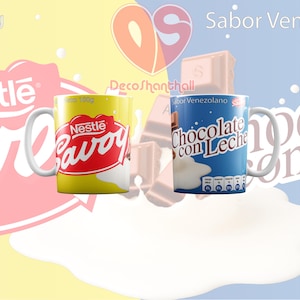 Puede incluir: Dos tazas de cer&aacute;mica con dise&ntilde;os diferentes. La taza de la izquierda es amarilla con un logotipo rojo de Nestle Savoy. La taza de la derecha es azul con un dise&ntilde;o de chocolate con leche blanco y marr&oacute;n. Ambas tazas tienen asas blancas.