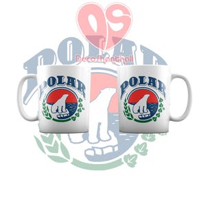 Puede incluir: Dos tazas de cer&aacute;mica blanca con un logotipo azul y rojo que dice "POLAR" con un oso polar y un sol rojo. El logotipo est&aacute; rodeado de hojas verdes.