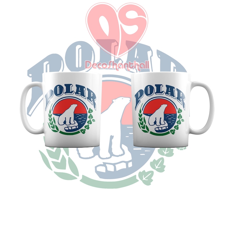 Puede incluir: Dos tazas de cer&aacute;mica blanca con un logotipo azul y rojo que dice "POLAR" con un oso polar y un sol rojo. El logotipo est&aacute; rodeado de hojas verdes.