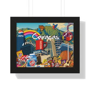 Puede incluir: Impresión enmarcada que presenta un collage de Caracas, Venezuela. La obra de arte incluye el nombre de la ciudad, un arcoíris, un teleférico y logotipos de marcas como Pepsi y Nescafe. La paleta de colores es vibrante, con azules, rojos y amarillos.