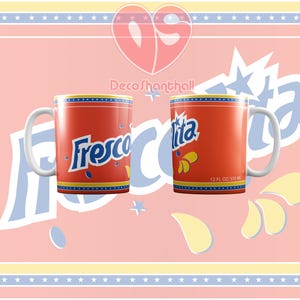 Puede incluir: Dos tazas de cerámica roja con asas blancas. Una taza tiene la palabra "Frescolita" en letras azules y amarillas. La otra taza tiene el texto "12 FL OZ/355 ML" en texto negro.