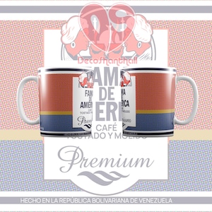 Puede incluir: Dos tazas de cer&aacute;mica blanca con un dise&ntilde;o rojo, amarillo y azul. Las tazas presentan el texto "Fama de America Cafe Tostado y Molido Premium". Las tazas est&aacute;n hechas en Venezuela.
