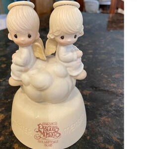 "Vintage Precious Moments ""But Love Goes On Forever"" von 1979, Gründungsmitglied, Cherub Engel auf einer Wolke."