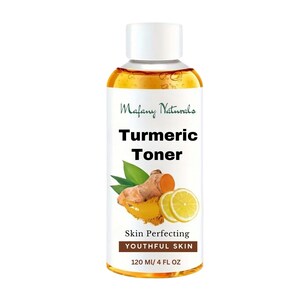 Op de afbeelding: Een doorzichtige glazen fles met een witte dop, met het label "Mafany Naturals Turmeric Toner". De fles bevat een gele vloeistof en is versierd met afbeeldingen van kurkumawortel, citroen en groene bladeren. Het label vermeldt ook "Skin Perfecting Youthful Skin" en "120 ml / 4 fl oz".