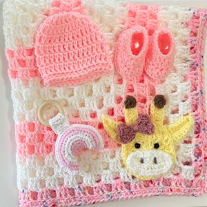 Conjunto de manta de bebé de ganchillo hecha a mano: manta, gorro, patucos y sonajero de juguete para bebé, manta afgana de herencia familiar, manta rosa de jirafa para cuna, cochecito y asiento de coche.