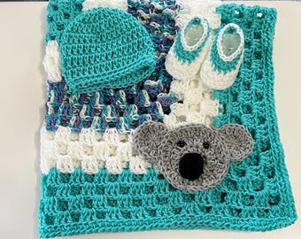 Manta de bebé de ganchillo: manta de cuna blanca y turquesa con aplique de koala, conjunto de patucos y gorro.