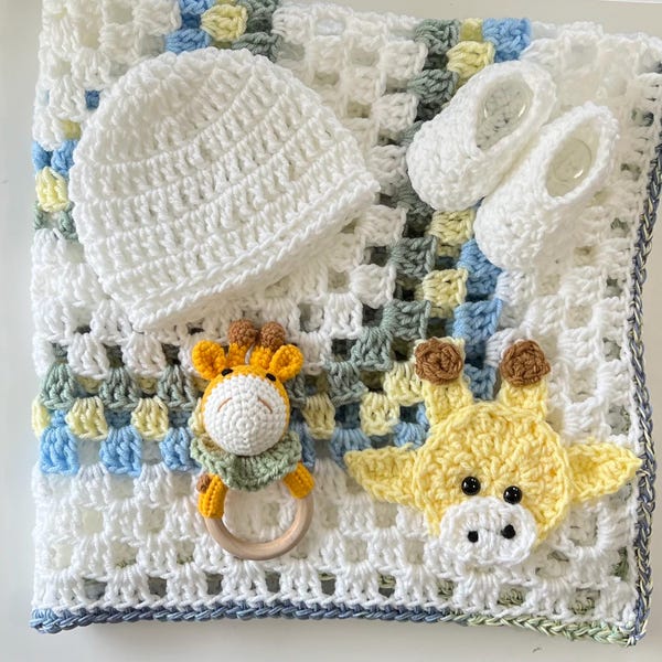 Gehäkelte Babydecke, Baby-Geschenk-set, Babydecke Giraffe Applikation, Babyschuhe und Mütze, weiße mehrfarbige handgemachte Krippendecke