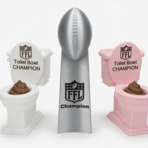 Puede incluir: Un trofeo plateado en forma de balón de fútbol americano con el texto "FFL Champion" y dos esculturas de inodoros en miniatura, una blanca y otra rosa, cada una con una escultura marrón en el interior y el texto "Toilet Bowl Champion".