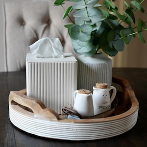Premium Ribbed Tissue Box Cover, PU Leather Tissue Holder, Square Tissue Box Cover, Modern Tissue Holder, Magnetic Closure Tissue Box, Elegant Home Décor Tissue Box.
