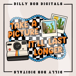 Puede incluir: Gráfico de estilo retro con el texto "TAKE A PICTURE IT'LL LAST LONGER" en naranja. El diseño incluye una cámara vintage, fotos estilo polaroid de cactus y un fondo a cuadros, todo enmarcado con un borde de cuentas azules.