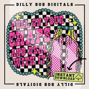 Könnte beinhalten: Ein pinkfarbenes und gelbes Grafikdesign mit dem Text "PULL ON YOUR CHAPS AND DEAL WITH IT" auf einem schwarz-weiß karierten Hintergrund. Das Design zeigt ein Paar pinkfarbene und weiße karierte Chaps mit Fransen. Der Text "INSTANT DOWNLOAD" ist ebenfalls im Design enthalten.