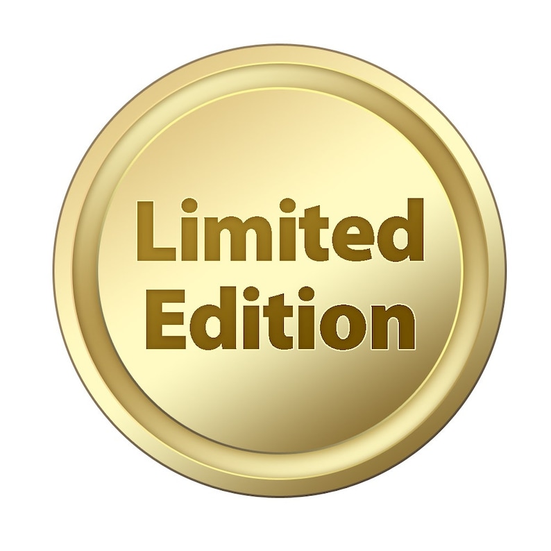 K&ouml;nnte beinhalten: Ein kreisf&ouml;rmiges, goldfarbenes Abzeichen mit einem erhabenen Rand und einer glatten, metallischen Oberfl&auml;che. Der Text "Limited Edition" ist mittig in einer fetten, dunkelbraunen serifenlosen Schrift gedruckt, die sich vom hellen Gold abhebt.