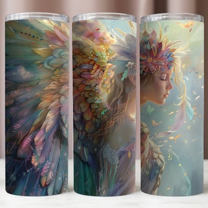 Può includere: Tre bicchieri in acciaio inossidabile con un'illustrazione colorata di una fata con ali e una corona di fiori. La fata ha lunghi capelli biondi e indossa un vestito bianco. Lo sfondo è blu chiaro con piume bianche e farfalle.
