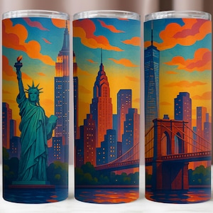 Pode incluir: Um conjunto de três canecas de aço inoxidável com uma ilustração do horizonte da cidade de Nova York. O design inclui a Estátua da Liberdade, arranha-céus e a Ponte do Brooklyn, contra um céu de pôr do sol com tons de laranja e azul. Cada caneca tem cerca de 20 cm de altura.