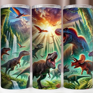 Puede incluir: Un vaso colorido con un diseño de dinosaurios en un entorno de selva. El vaso presenta una variedad de dinosaurios, incluyendo un Tyrannosaurus Rex, un Triceratops y un Stegosaurus. El fondo es una exuberante selva verde con una cascada y un cielo azul brillante.